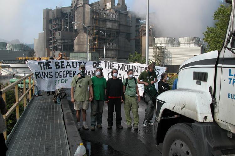 EF!ers block a coal ...