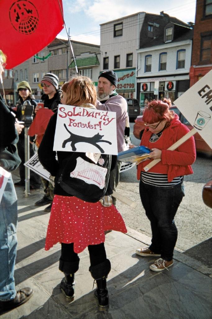 Demonstrators get pu...
